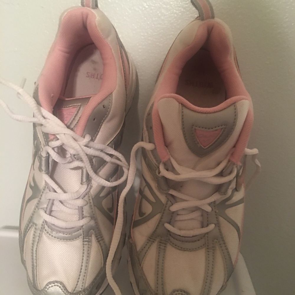 👟👟GUC WOMEN’S NIKE TENNIS SHOES SIZE 10 👟👟